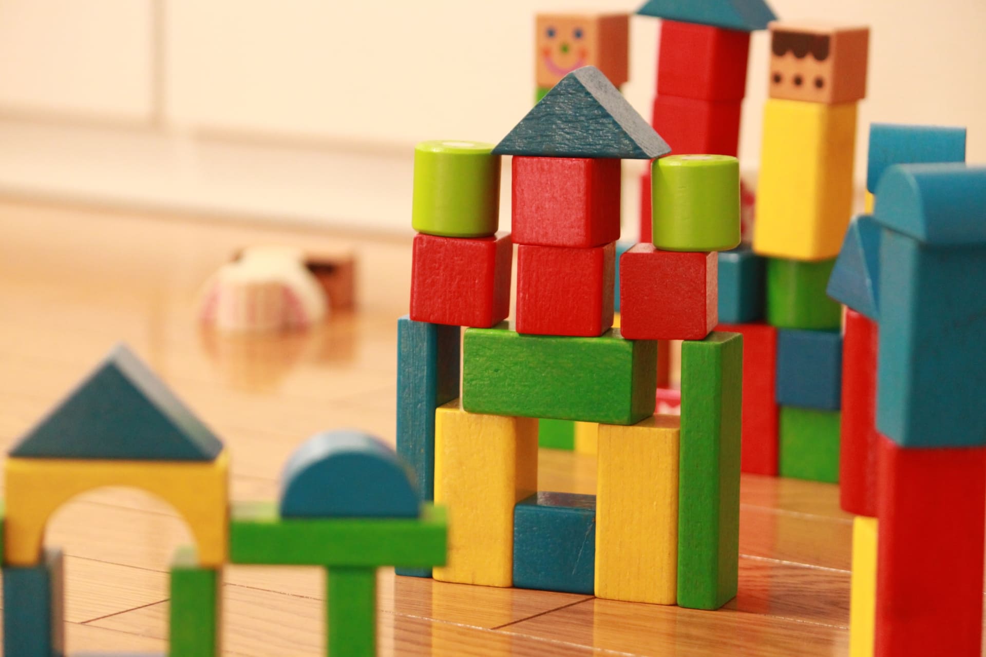 50種類以上の木製おもちゃを中心に、豊富な遊び道具を用意